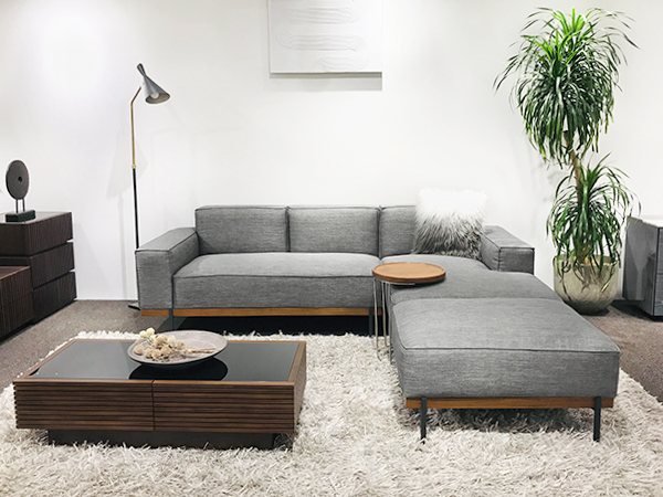 ONOE FURNITUREの2人掛けソファのご紹介です