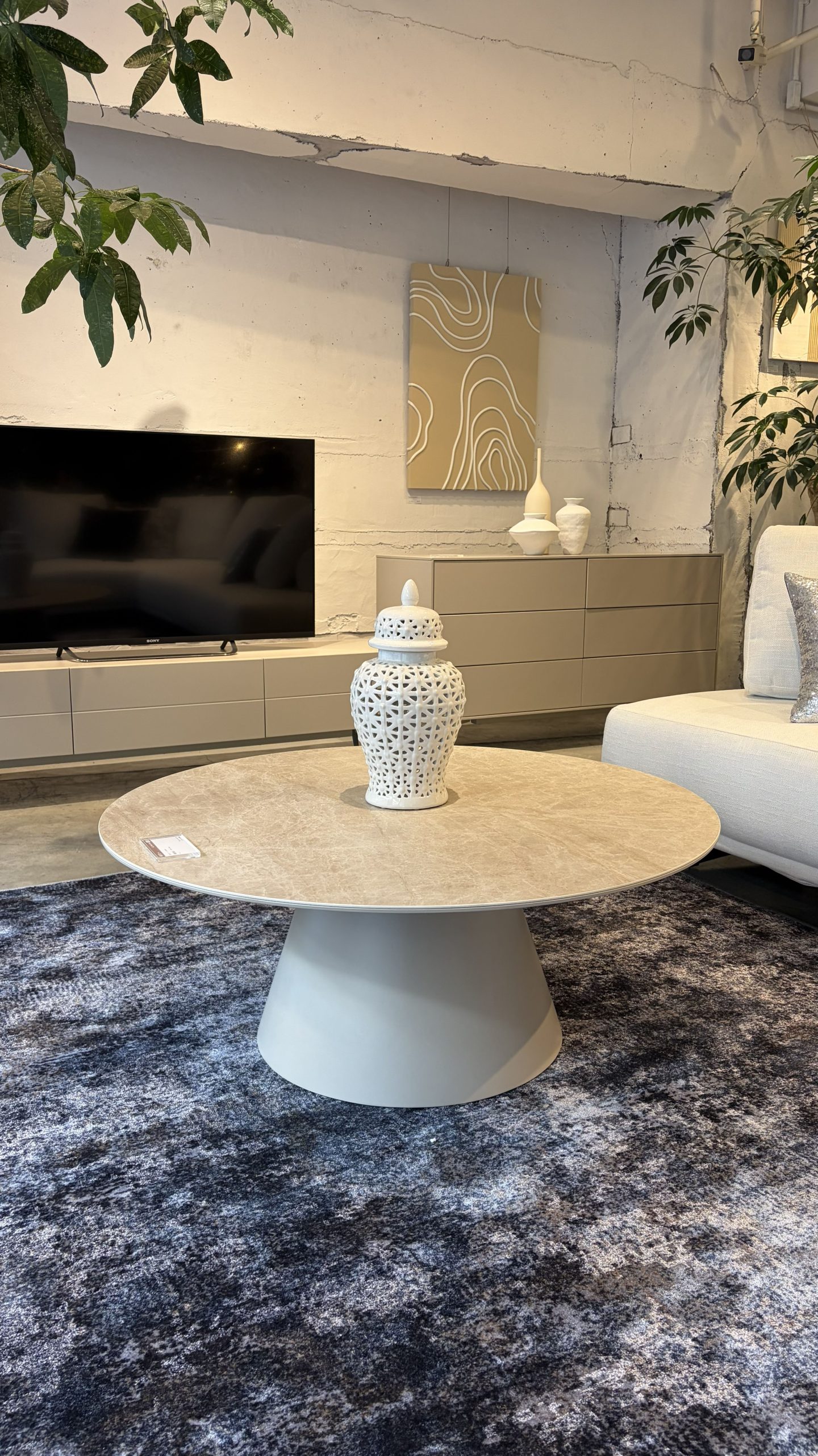 上品な佇まいのニュートラル・モダンテーブル