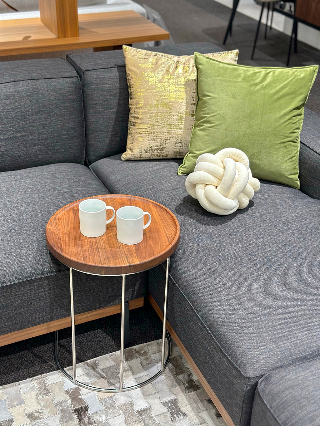 ブロックデザインのカウチソファ