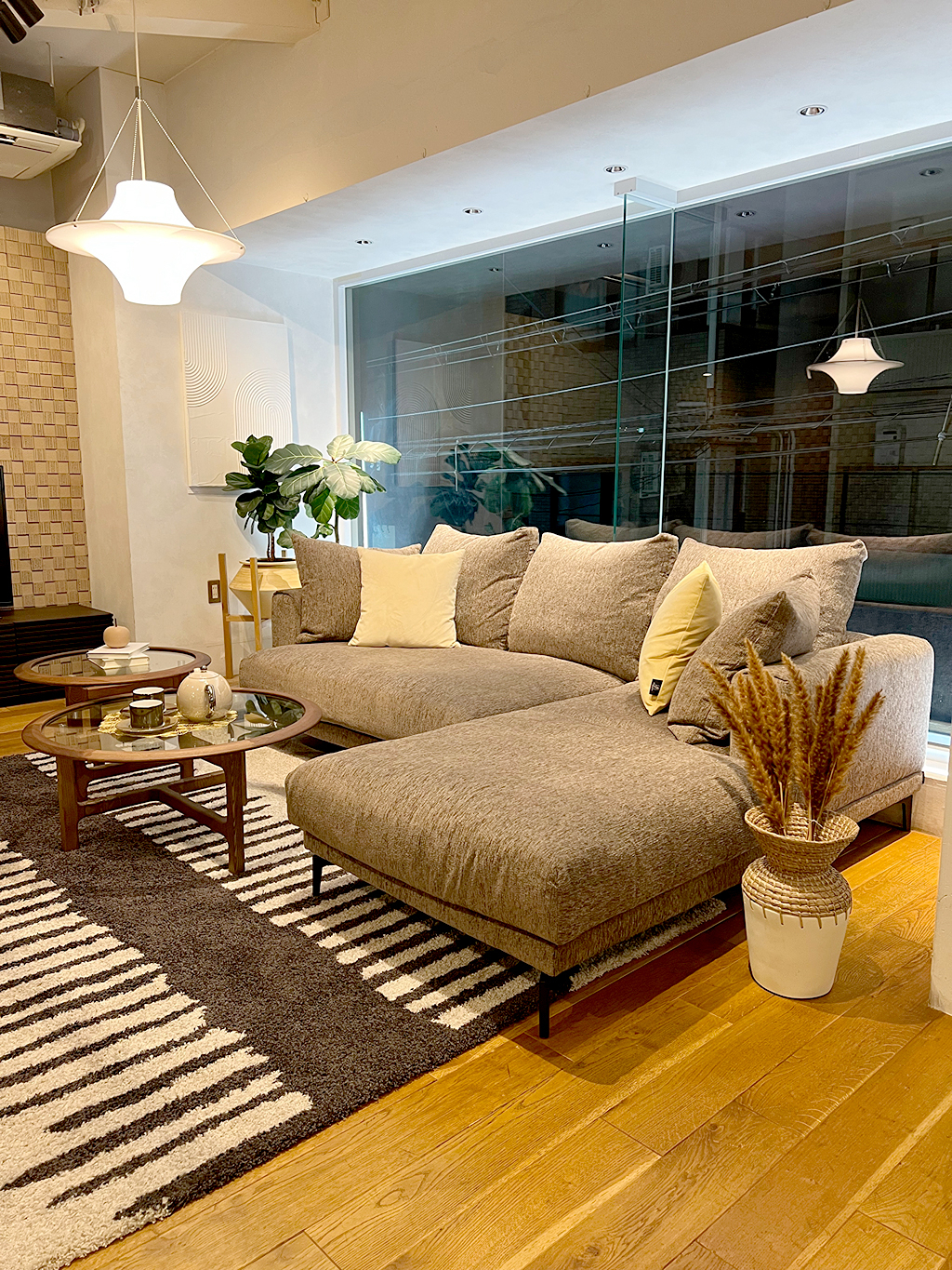 今回は優しく柔らかい印象を与えつつも、高級感のあるナチュラルモダンを目…