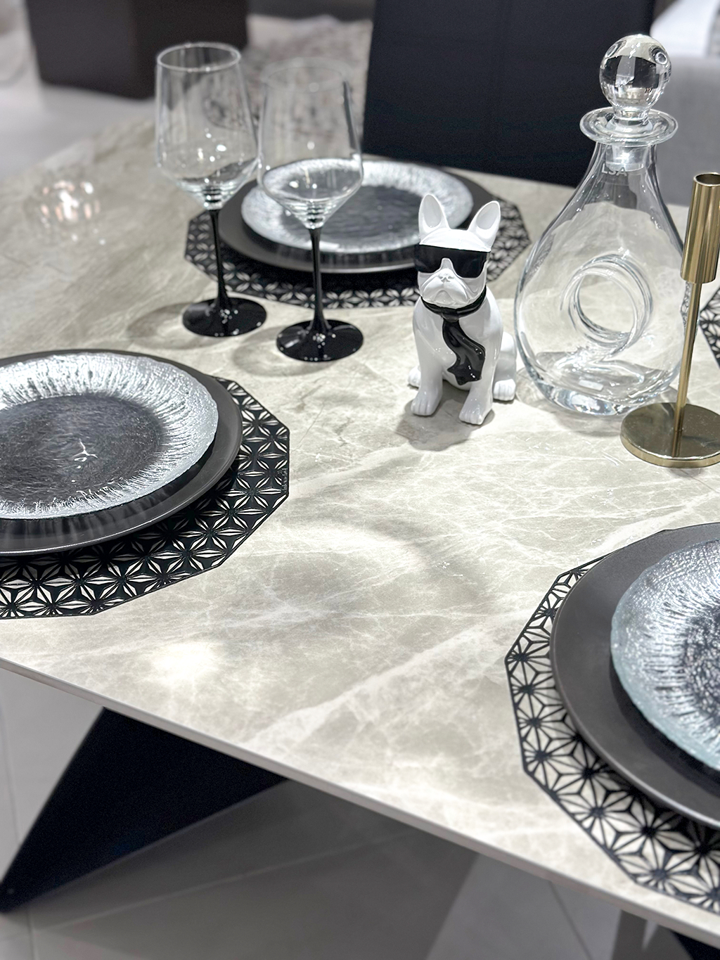 アクセントの効いたダイニングテーブル