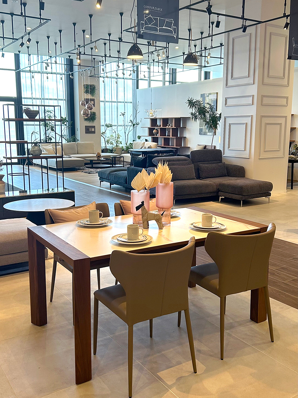 ダイニングテーブルの天板は、面積が大きく目に入りやすいため、 お部屋の…