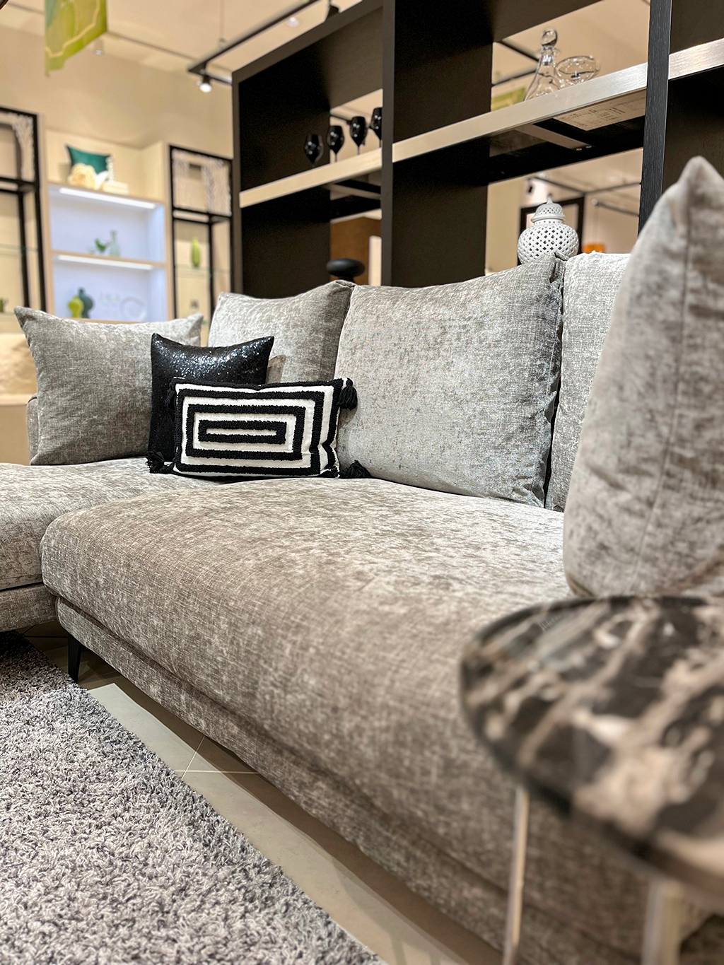 売れ筋ソファのモノトーン系コーディネート