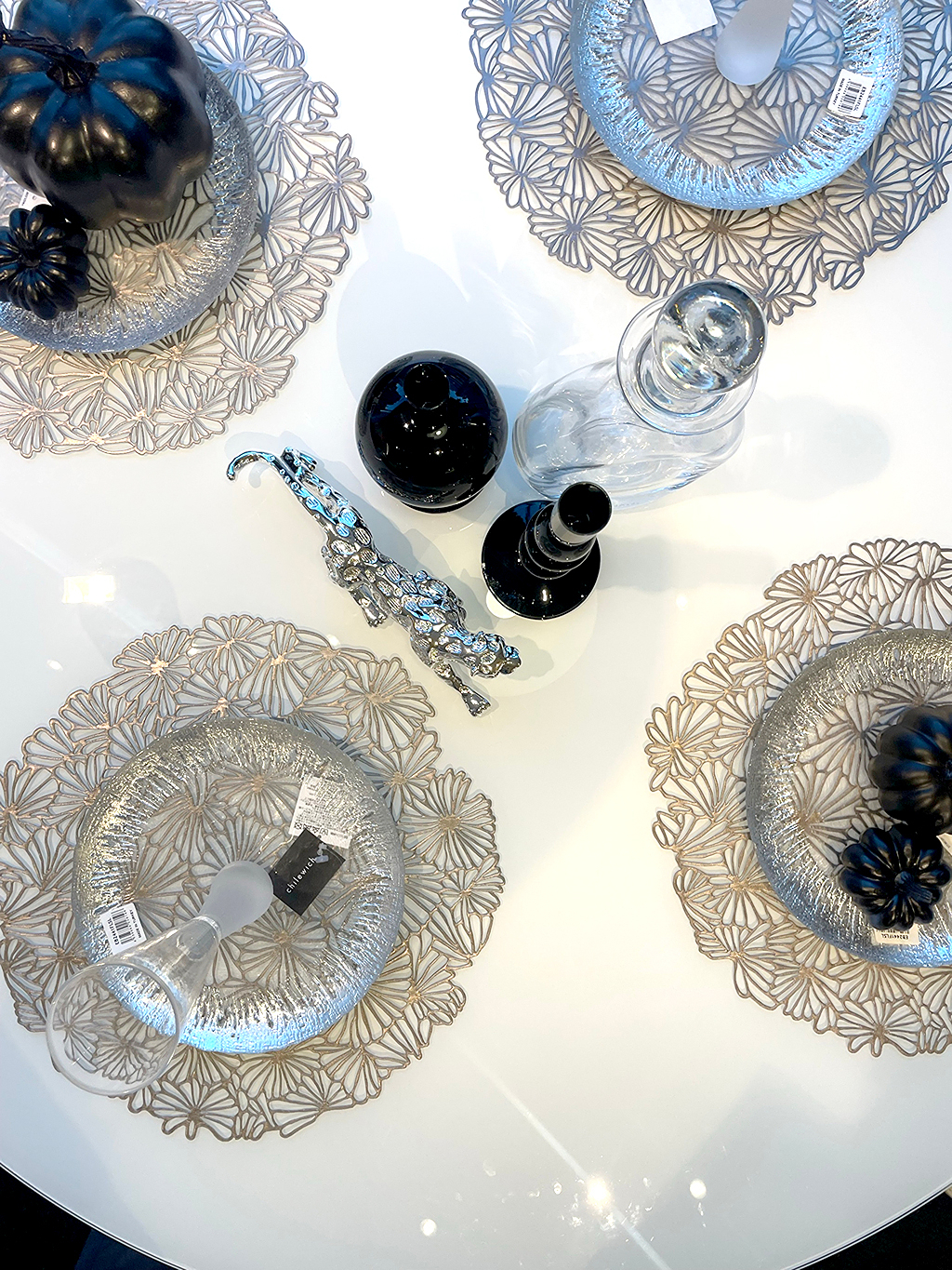 ダイニングテーブルを飾るランチョンマットのご紹介。    今回はホワイ…