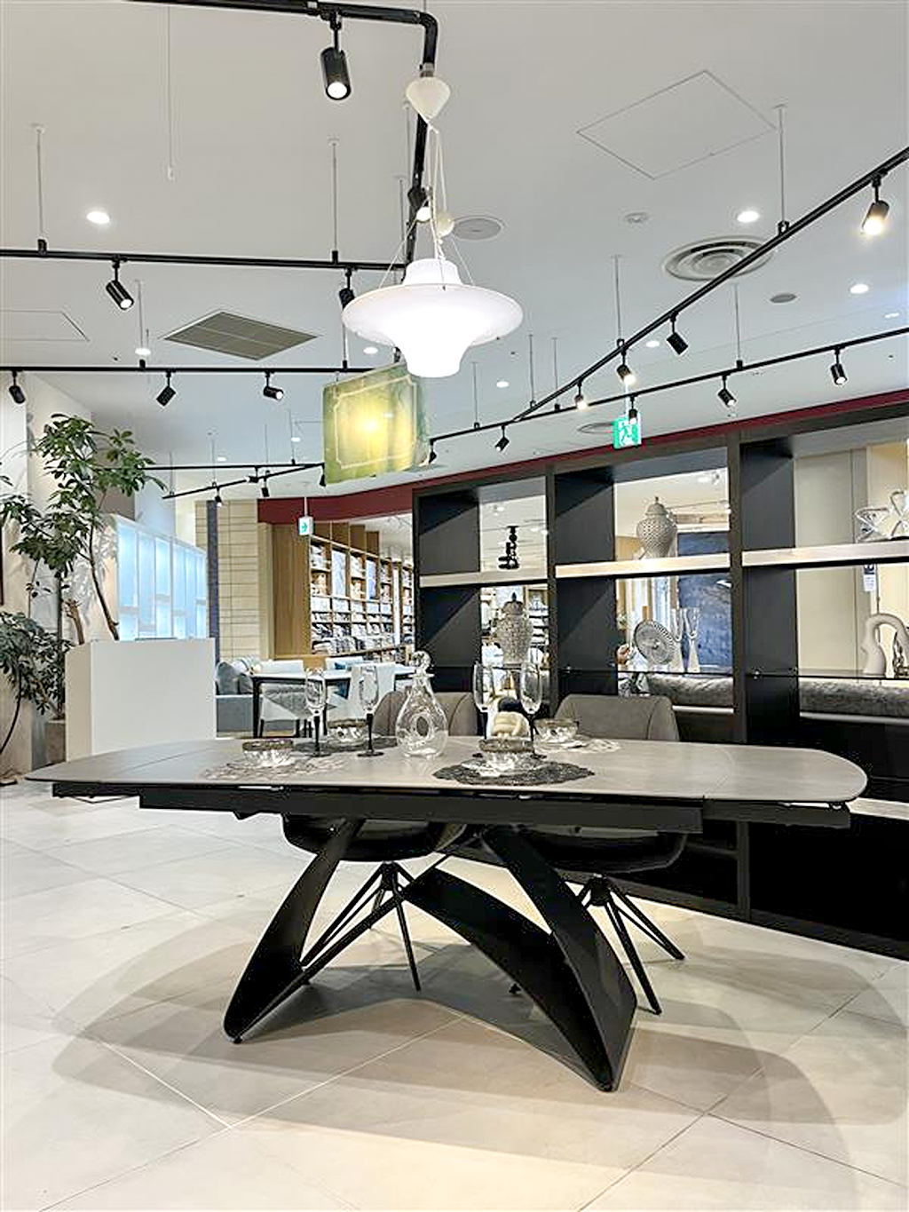 シルエットが美しい自慢したくなるダイニングテーブル