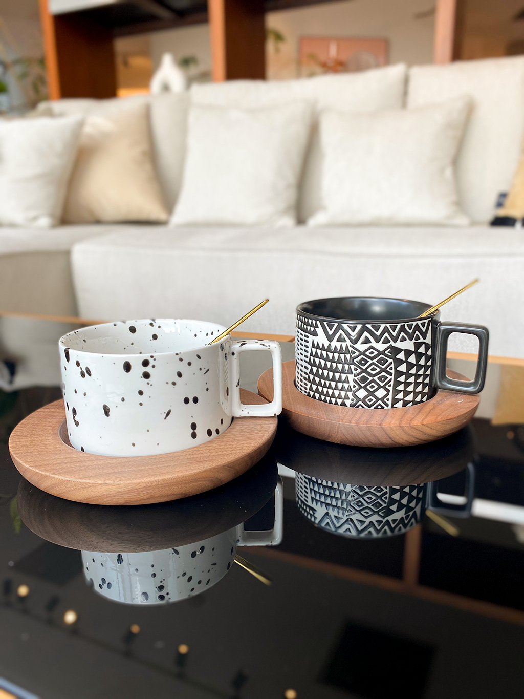 今回ご紹介するのはこのカップ＆ソーサー。 コーヒーを飲んだり、温かいス…