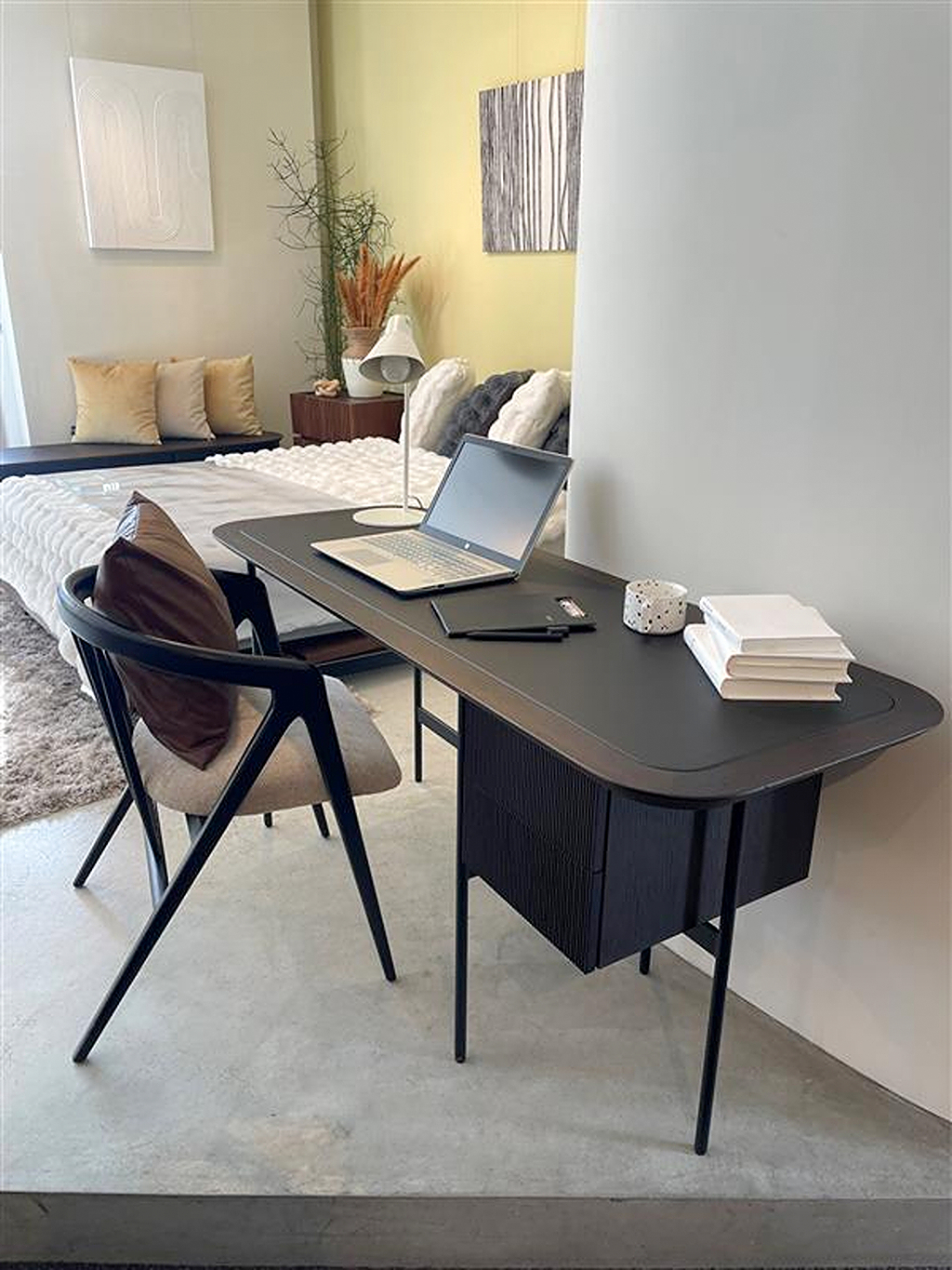 今回は、ARMONIA唯一のレザー生地で高級感あふれるデスクの紹介です…