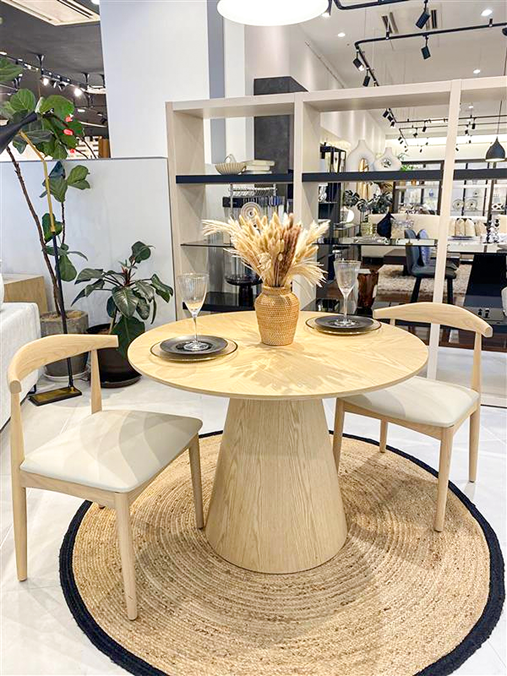 木目の美しさで揃える、ナチュラルなダイニング空間