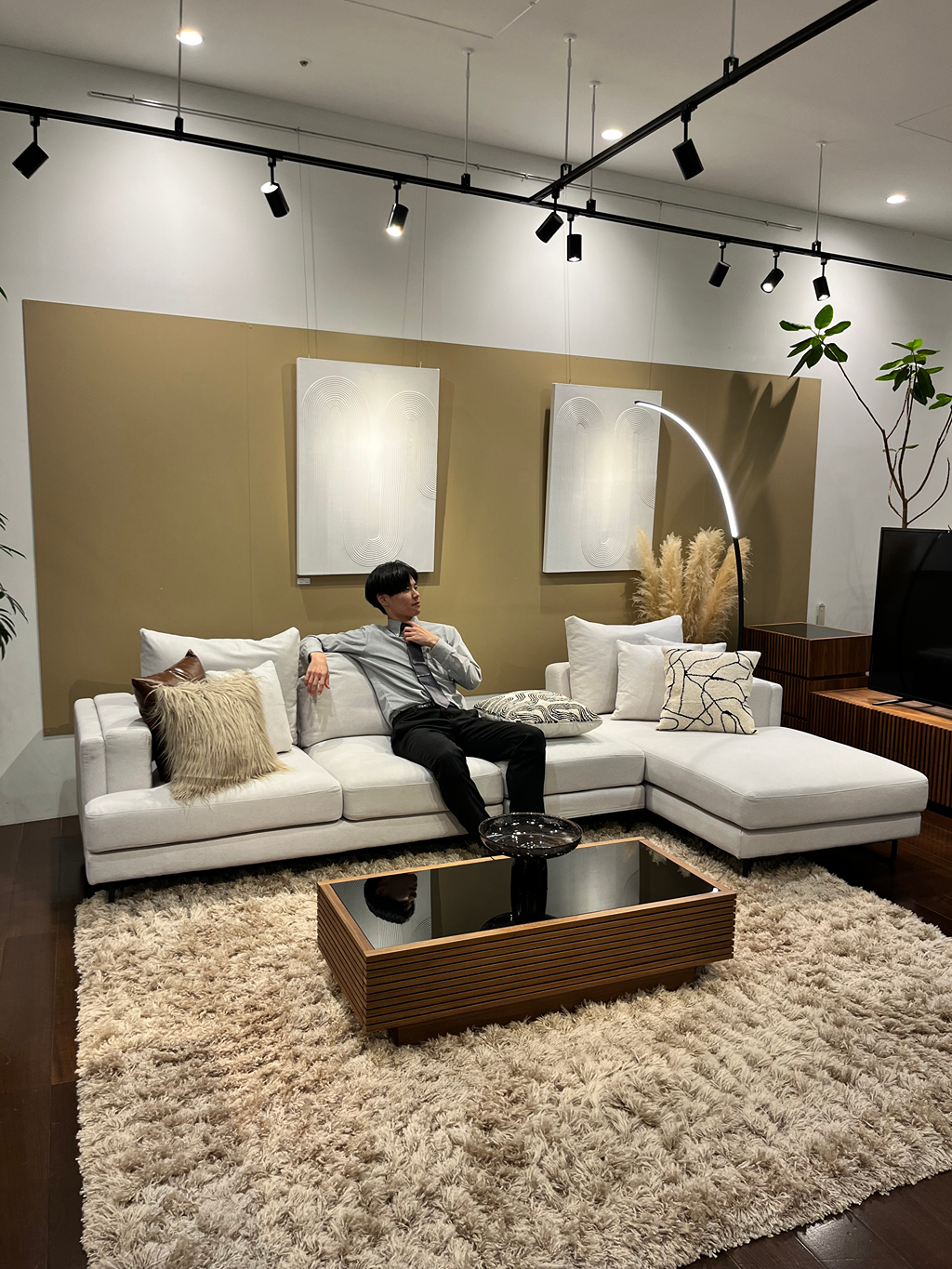 オットマンを使った贅沢なカウチソファの組み合わせのご紹介