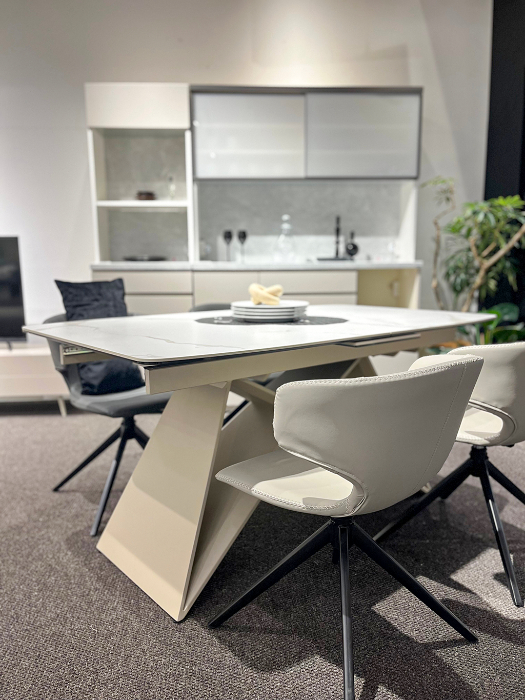 グレージュ系コーディネートのご紹介