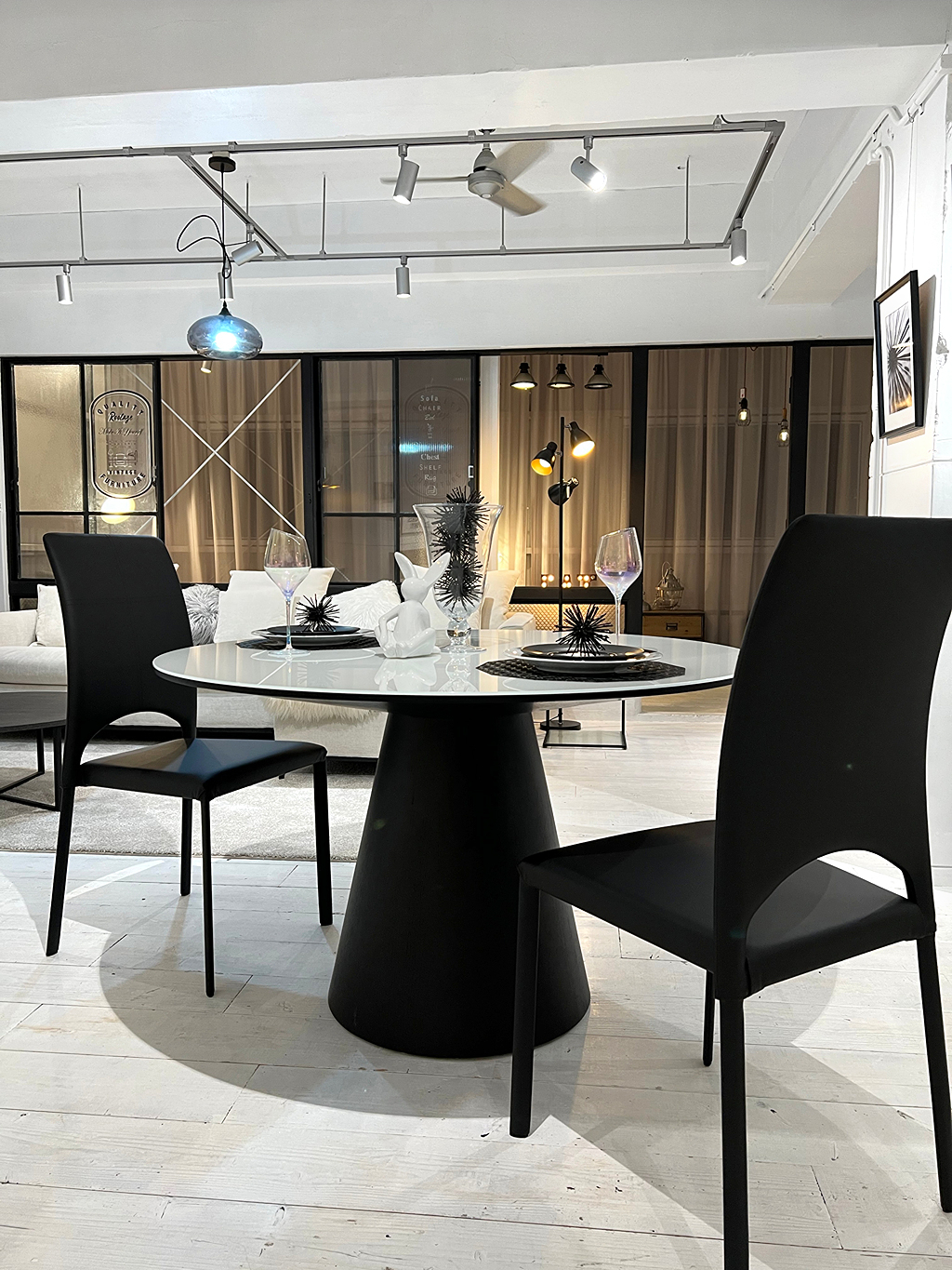 今回はモノトーン調のインテリアでまとめ、スタイリッシュでシンプル、しか…