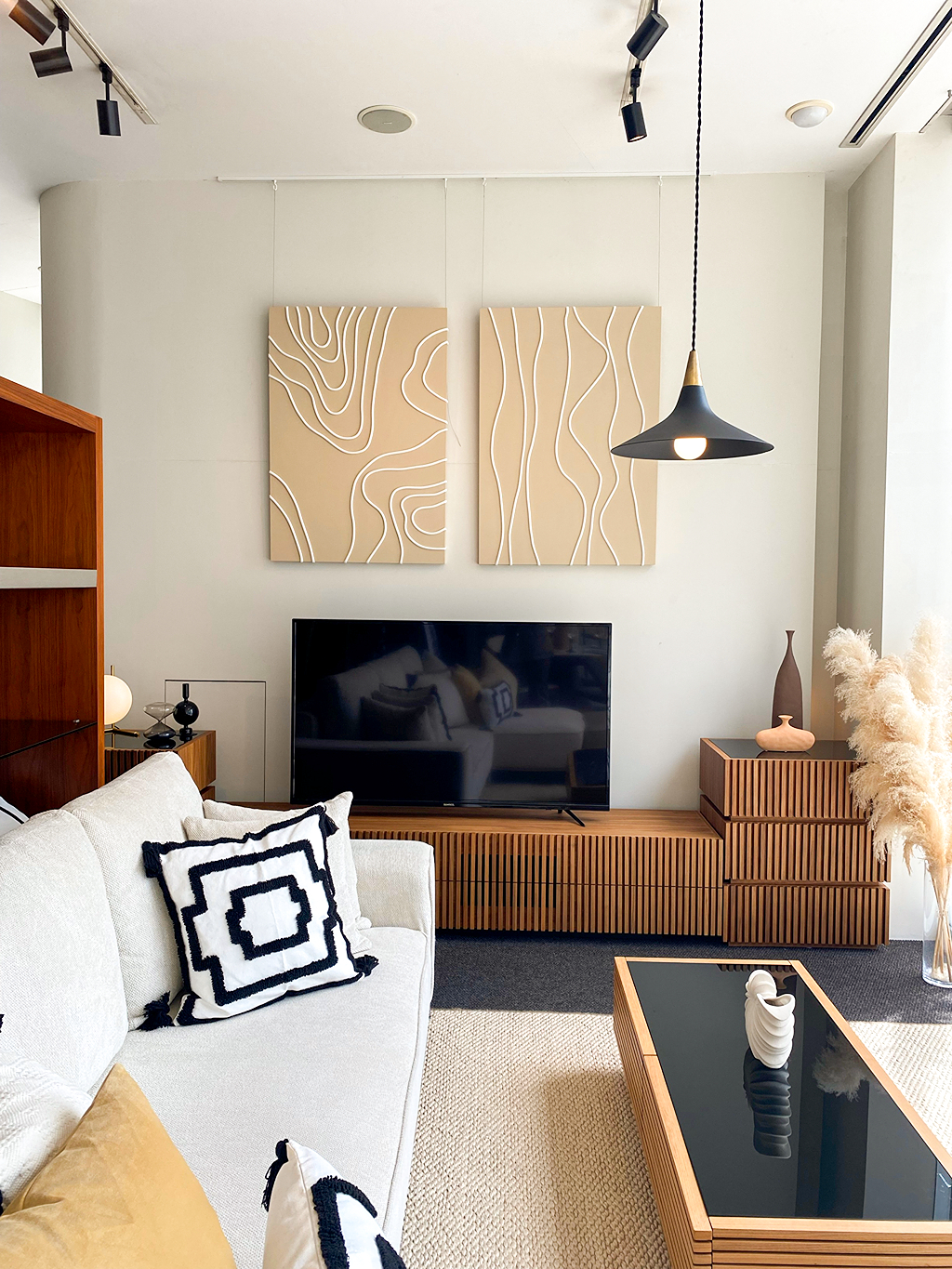 今回は、LUSSYのTVボードをご紹介いたします。 広島店ショールーム…