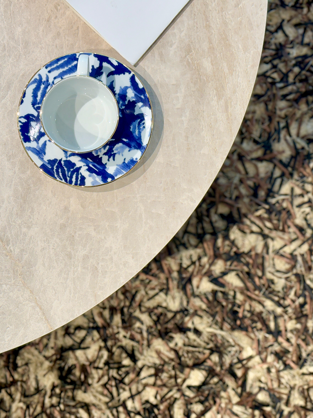 重厚なシルエットのシンボリックなセンターテーブル　PIANE（ピアネ）hbc-052