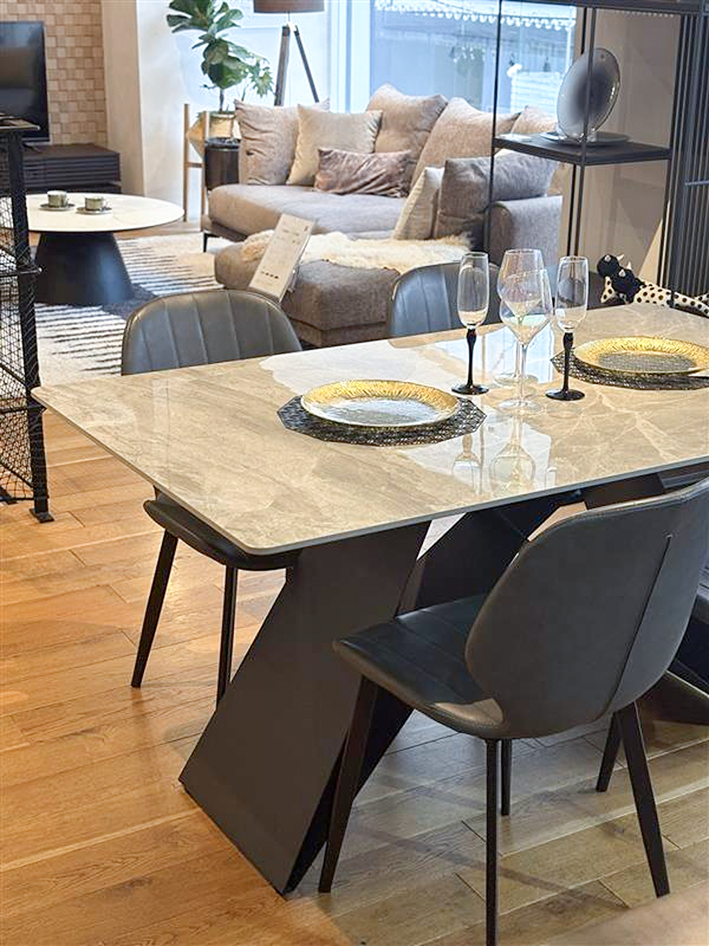 一癖あるモダンスタイルダイニング