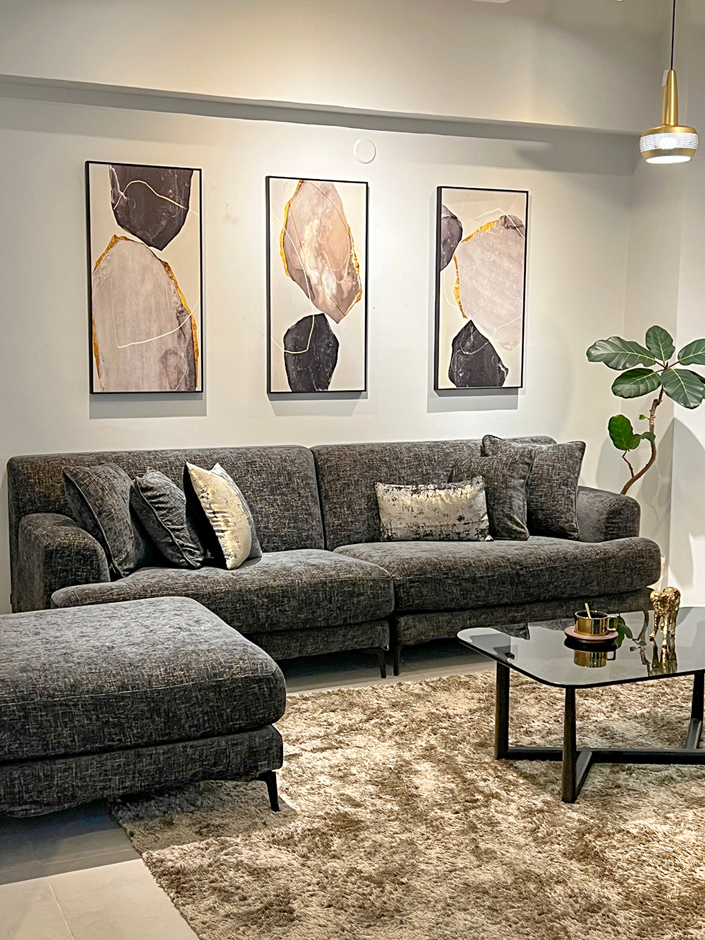 ハイクオリティ・ロープライスのストレートソファ