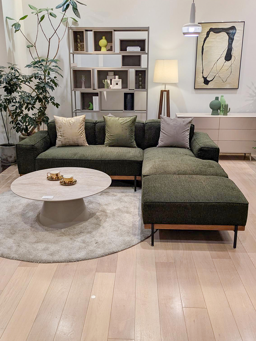 穏やかでクラシカルな空気を纏わせるグレージュコーデ。  今回はk-12…