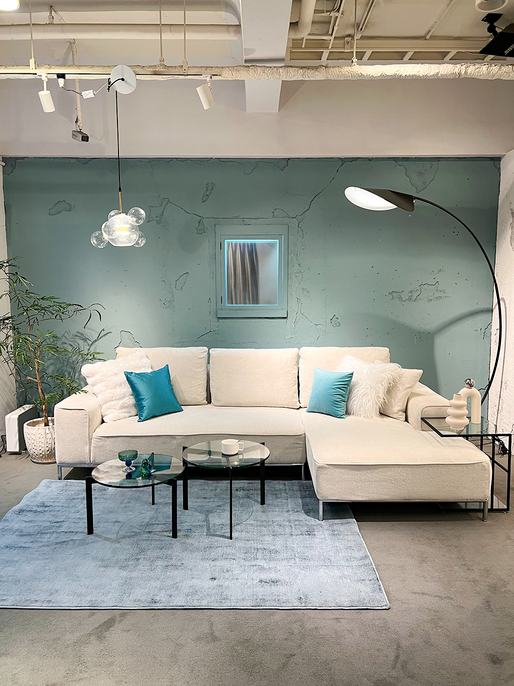 爽やかで瑞々しい水色＆ホワイトコーデのご紹介