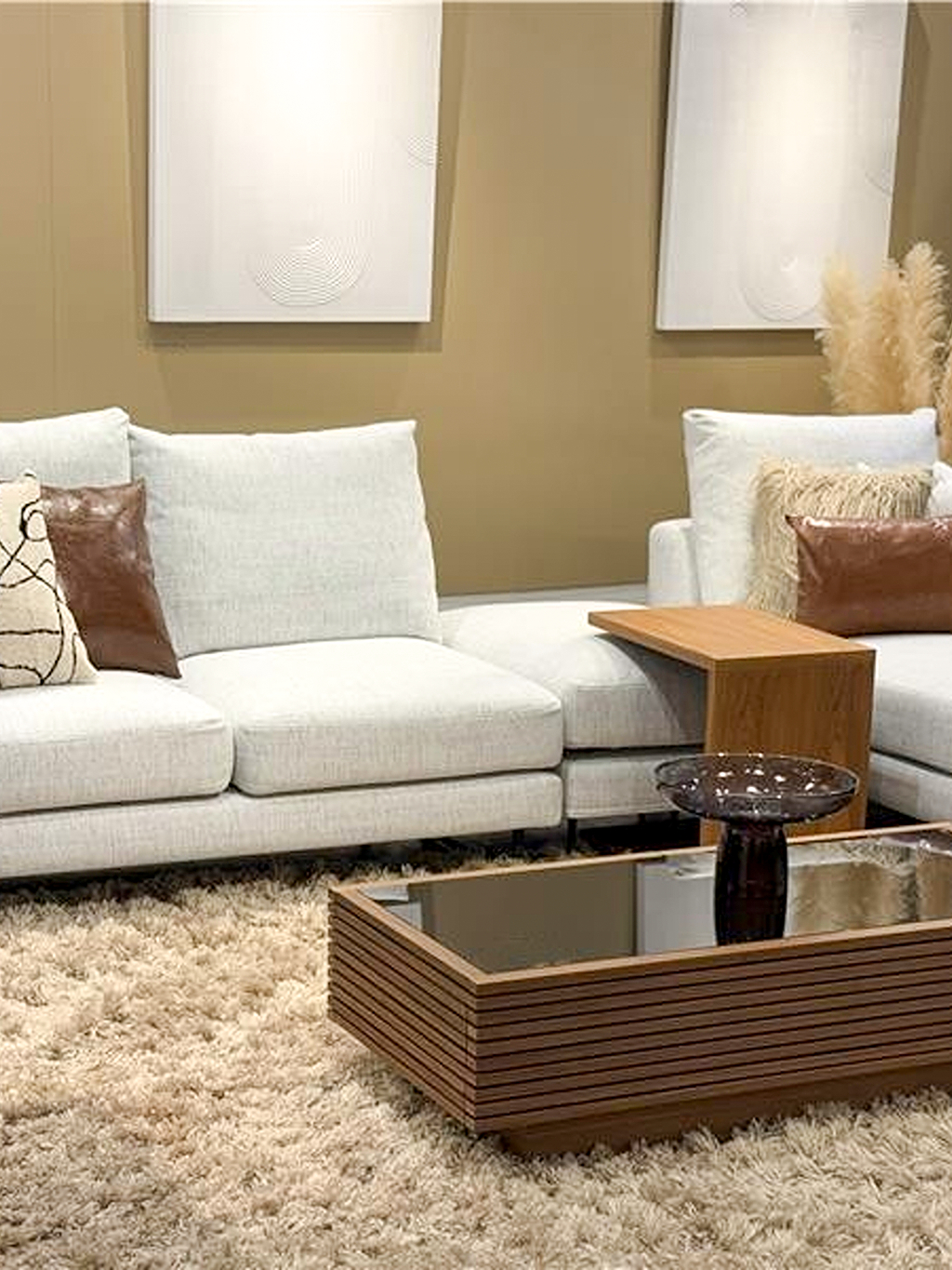 柔らかなフォルムにシャープな脚部が映えるシンプルモダンなソファ　Astiシリーズ