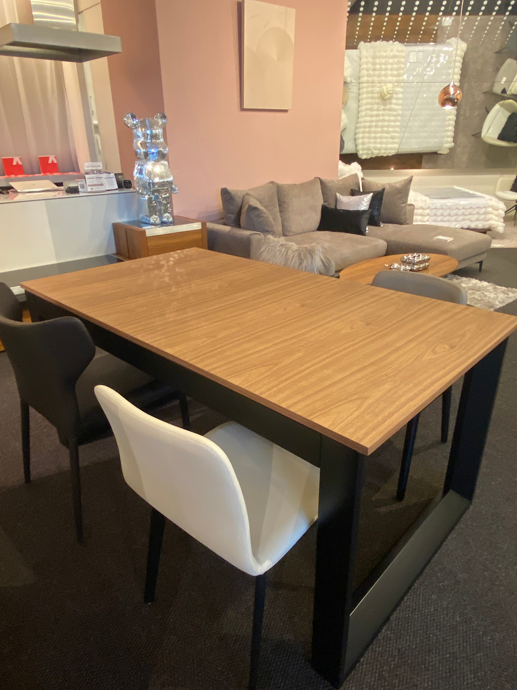 広島店に新しく、ダイニングテーブルが仲間入り。  拡張式ダイニングテー…