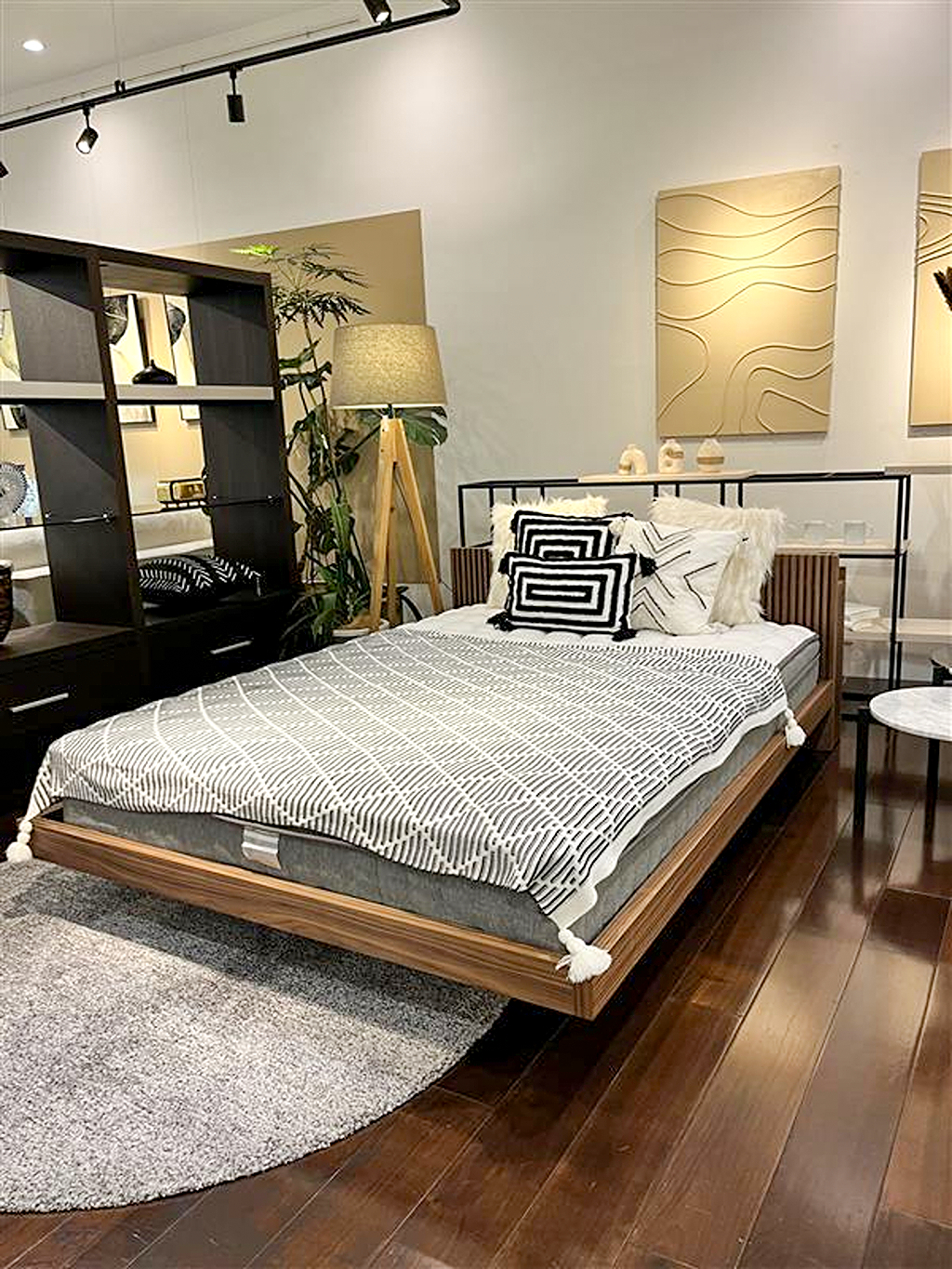 新商品の木製ベッドフレームのご紹介