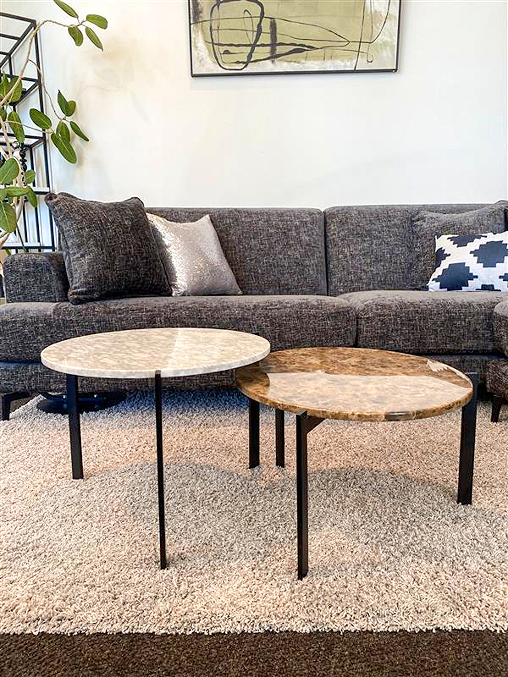 天然大理石を使用した円形テーブル（Divio）