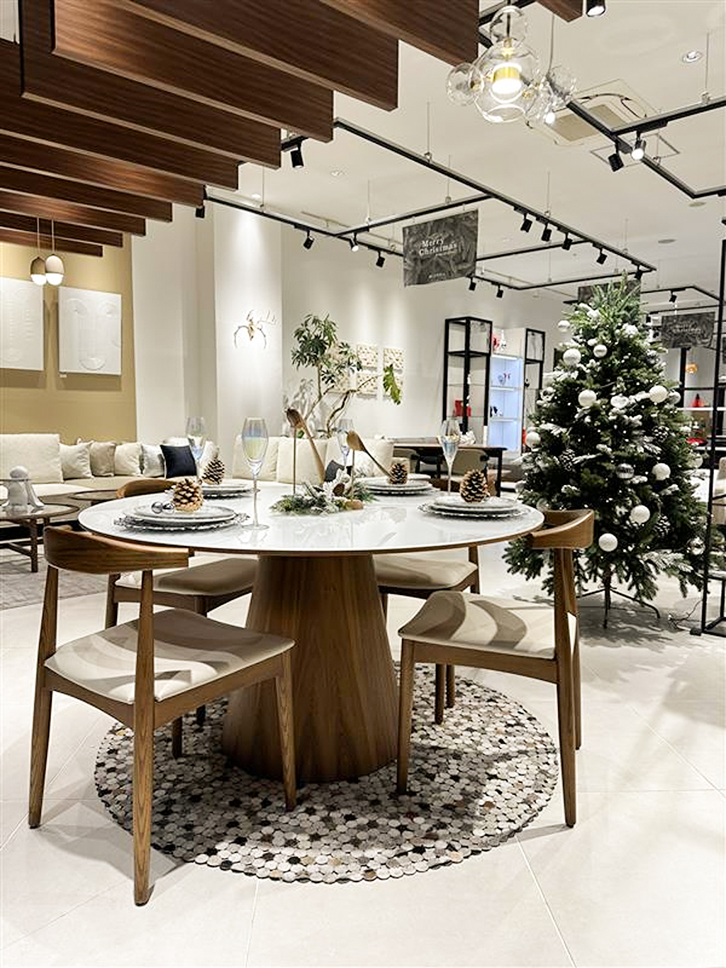 お部屋が映えること間違いなし★のダイニングテーブル