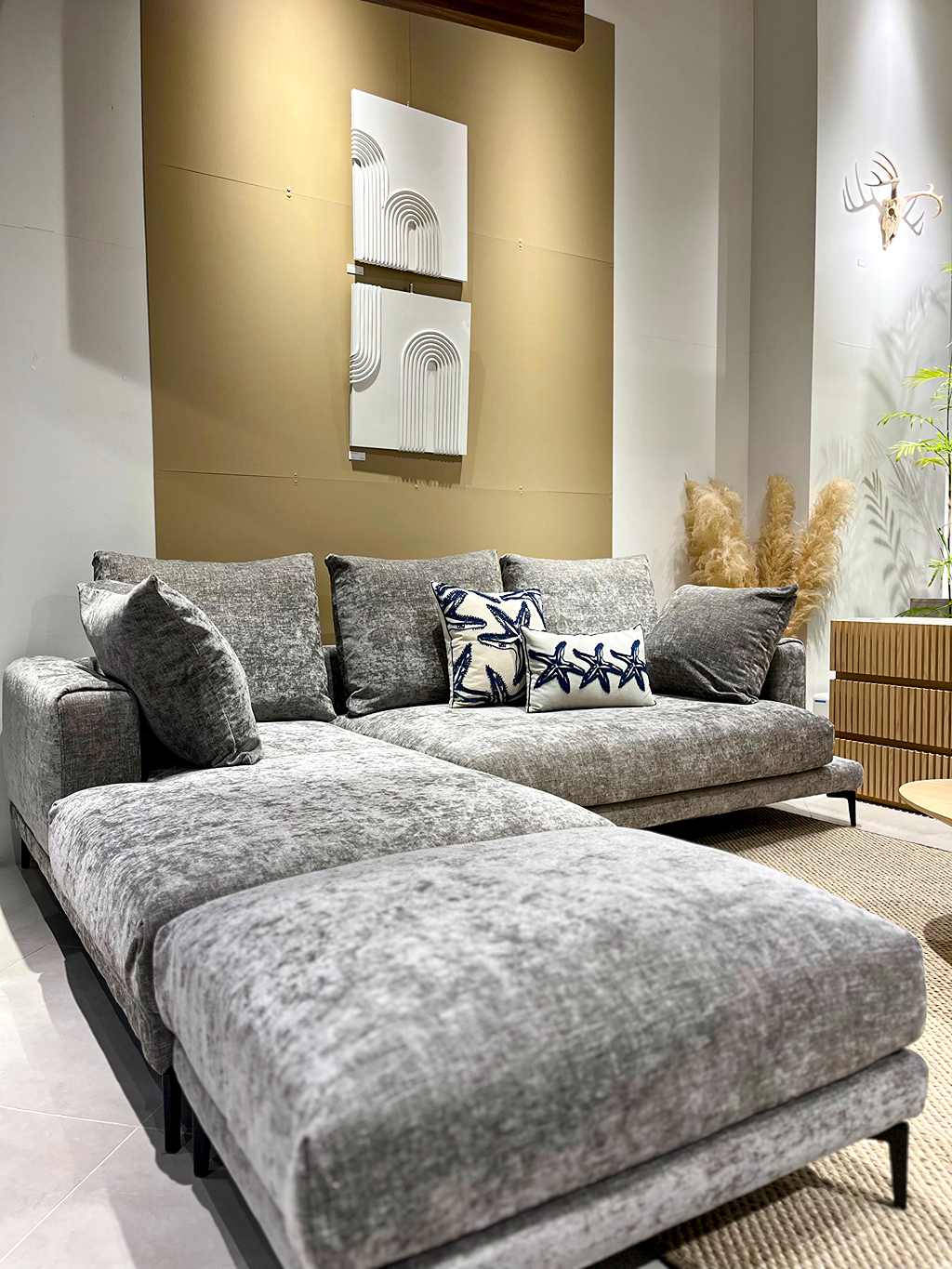 グレー系ソファのナチュラルコーディネート