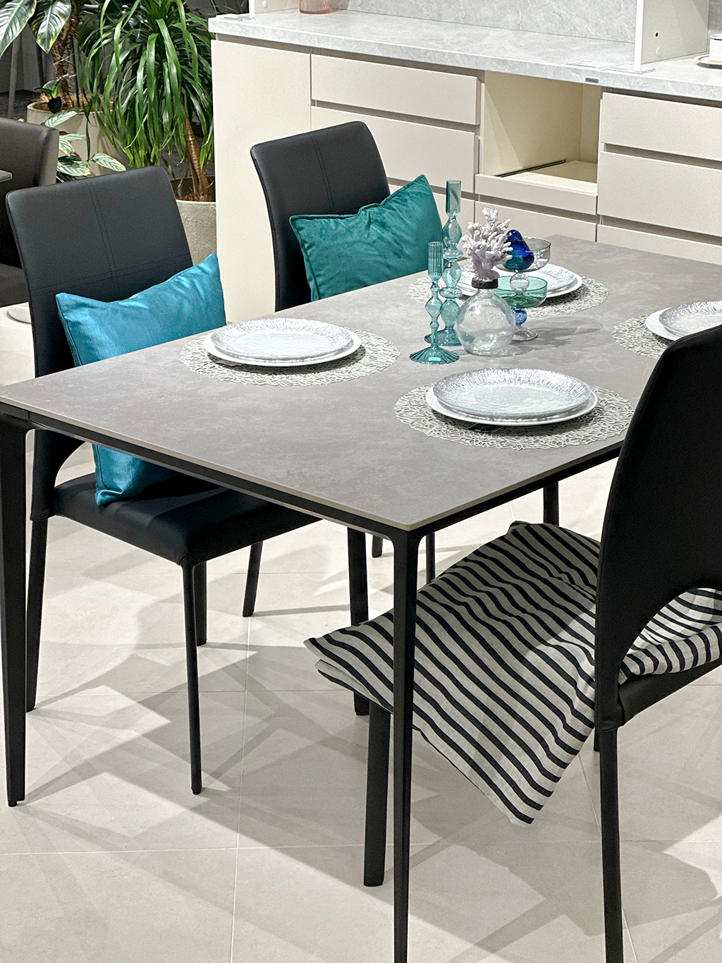 シャープな印象のダイニングテーブル