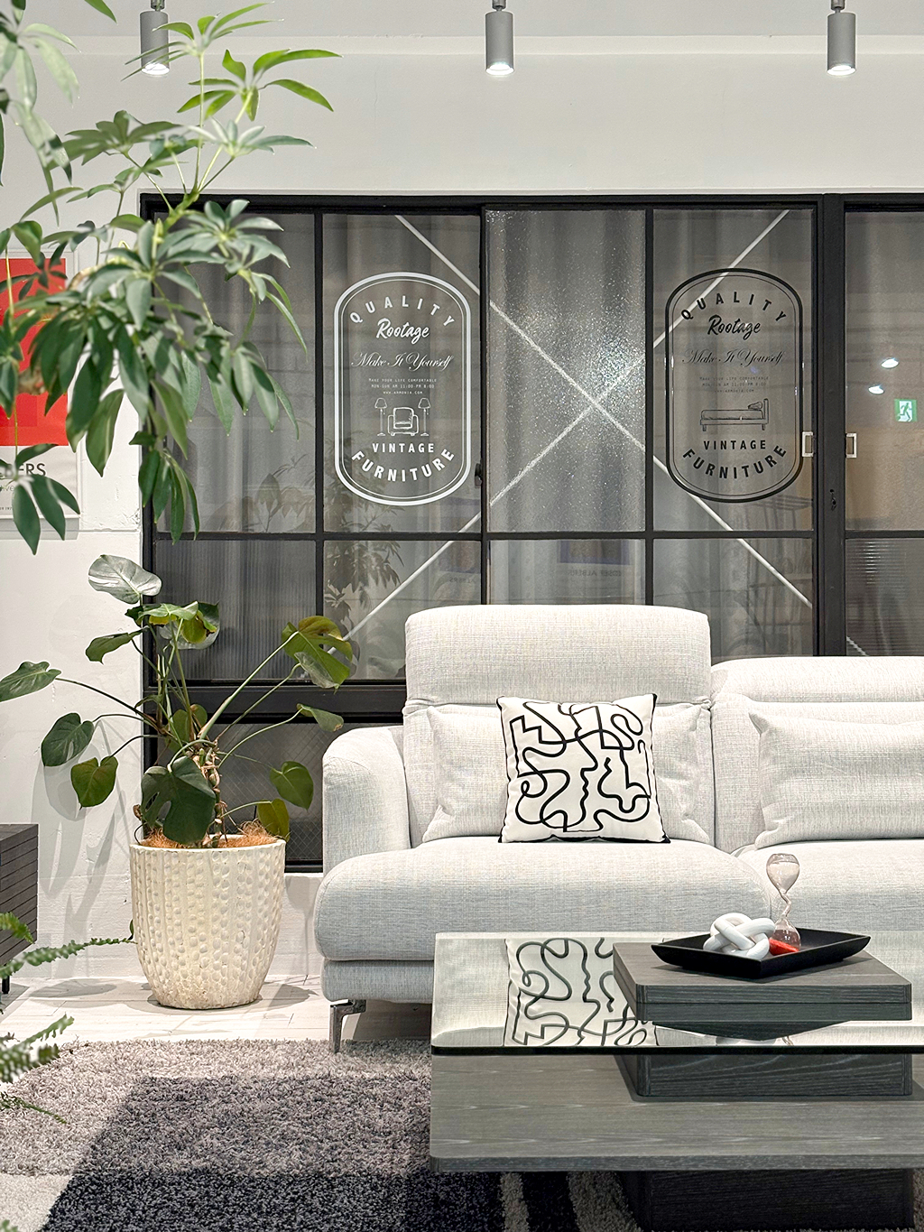 優美なデザインのハイバックソファ　Lario