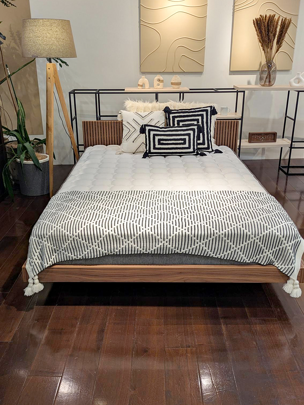 アルモニアの人気シリーズLUSSYより待望のベッドフレームが発売されま…