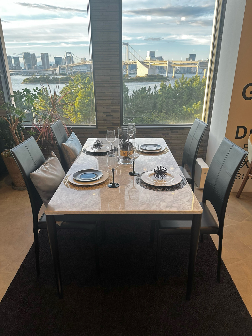 天然大理石のダイニング