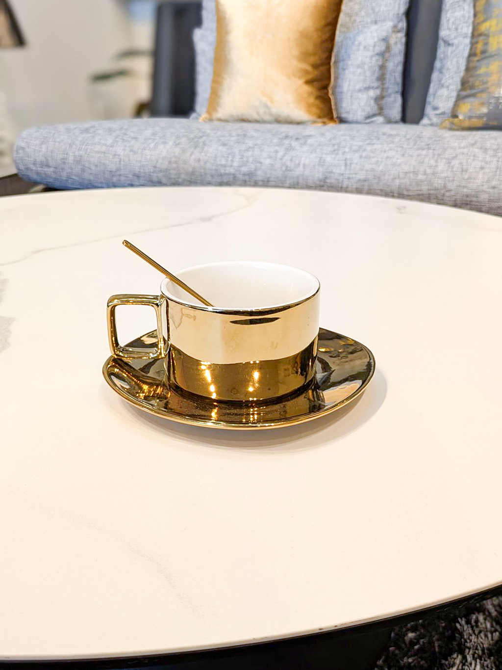 カッパーゴールドカップ＆ソーサ―。 うっすらと赤みがかったゴールドの色…