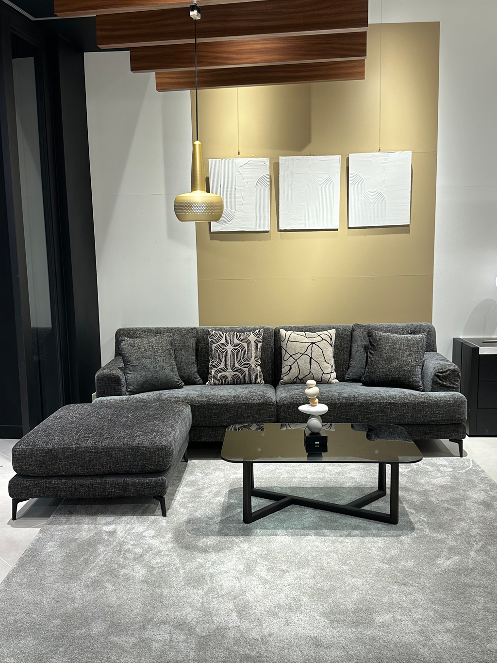 名古屋店　店頭にて、皆様をお迎えするソファ