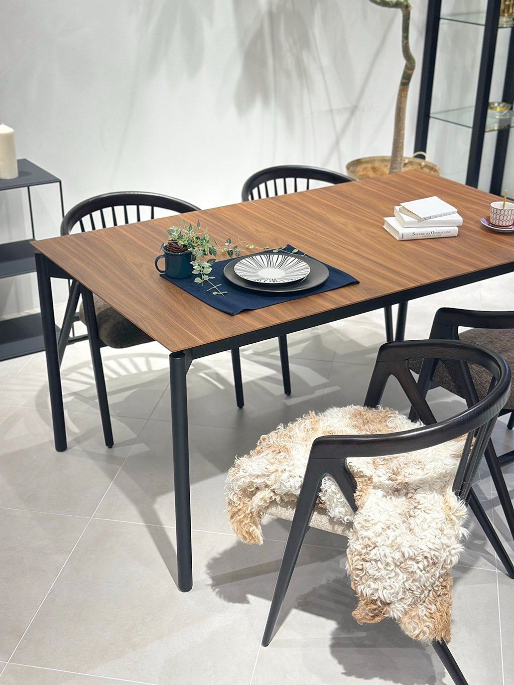 ウォールナット天板のダイニングテーブル