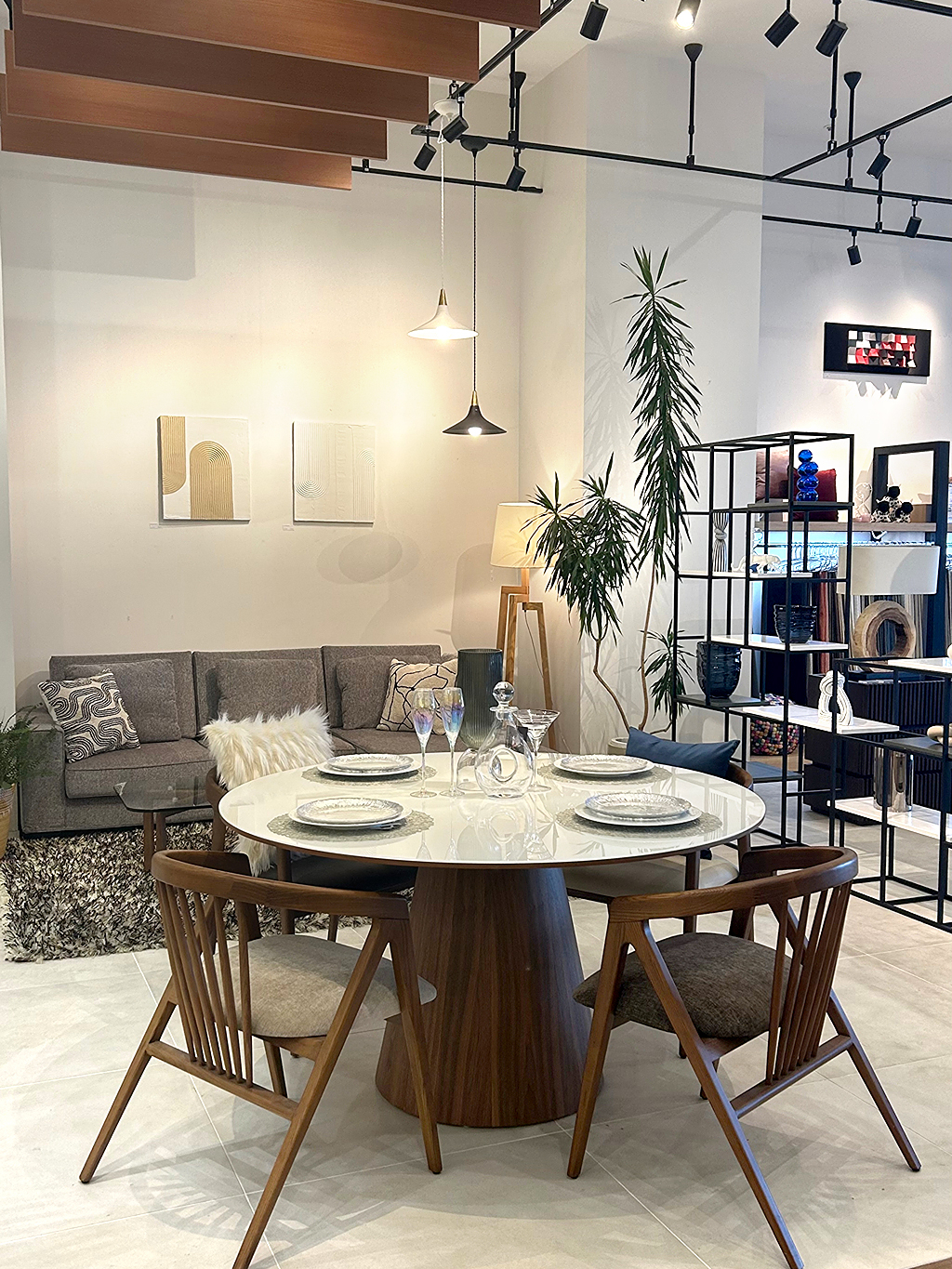 抽象画や個性的なオブジェなど、アートの要素を上手く取り入れているお部屋…