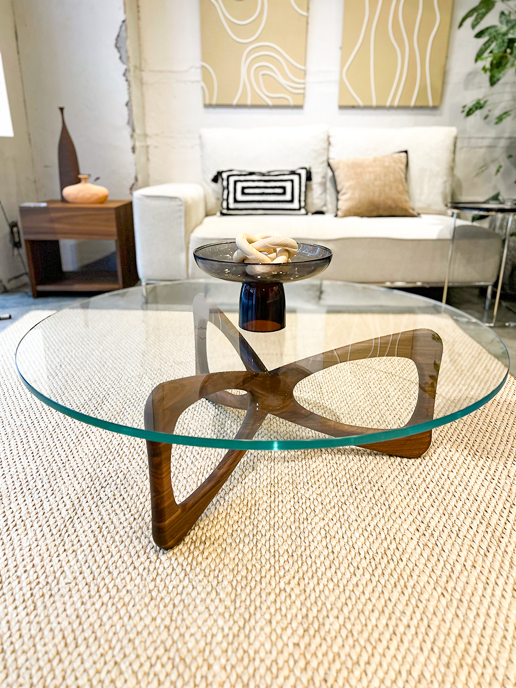 ガラスと木目の調和が美しいセンターテーブル