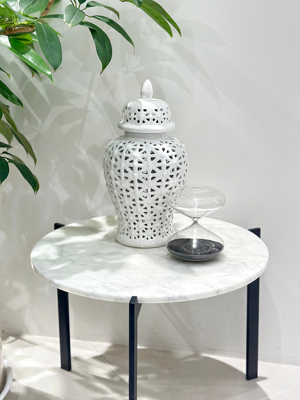 大理石天板が美しいセンターテーブル