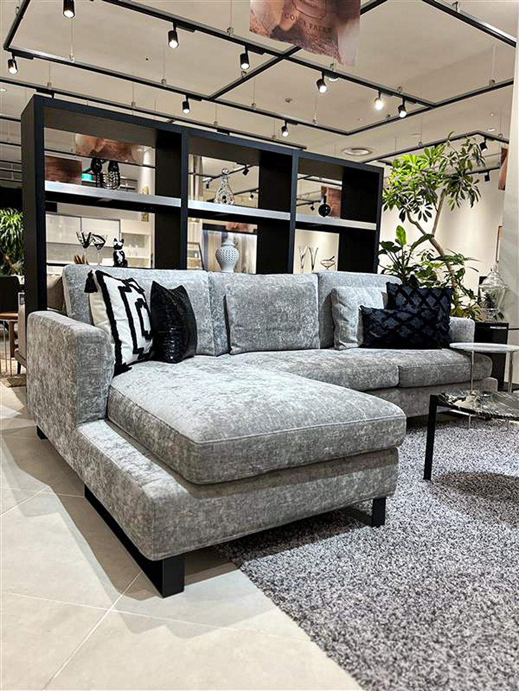 NUBEのモノトーンコーディネートをご紹介