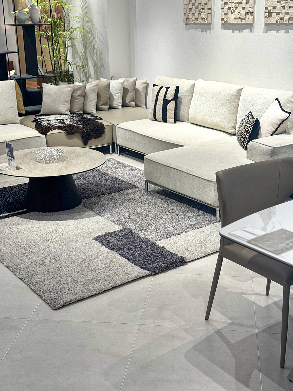 グレージュ＋ワンポイントブラック　コーディネート