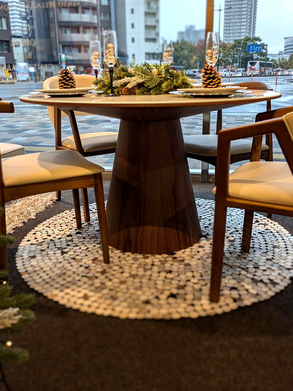 『人との距離が縮まる円形ダイニングテーブル』   ARMONIAでも人…