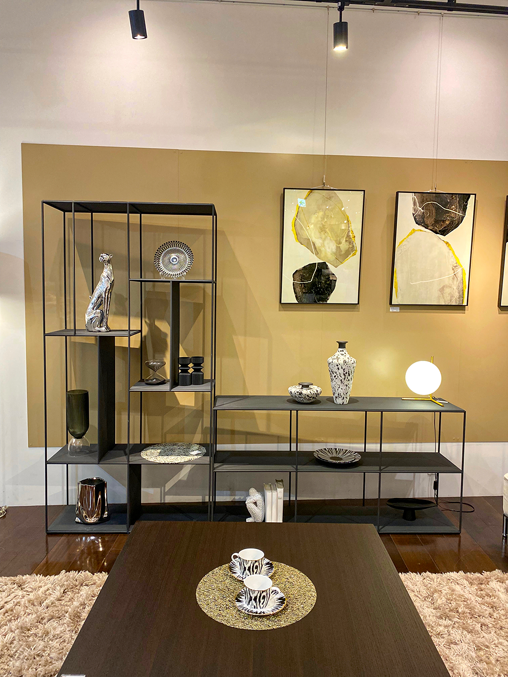 モノトーンブラックなオープンシェルフ