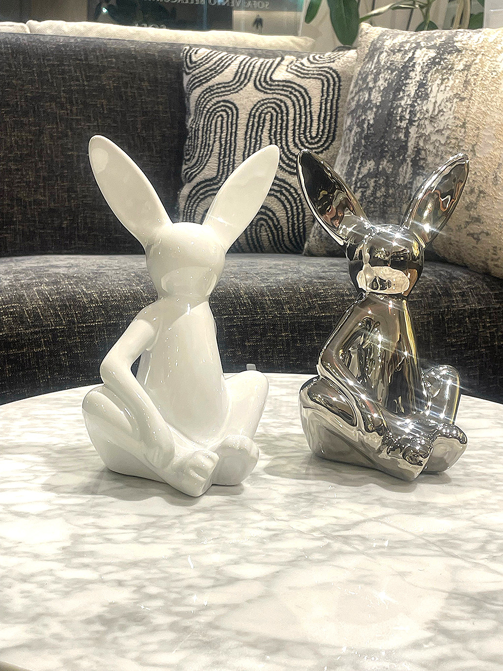 シルバーとホワイトのアニマルオブジェのご紹介です。  あぐらをかいて座…