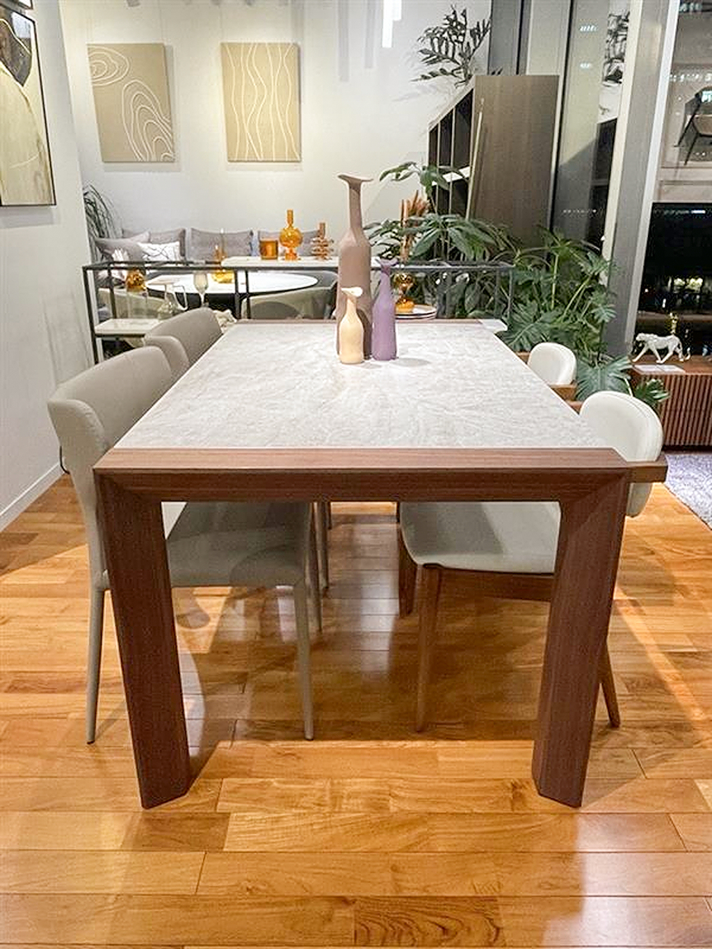 おすすめのダイニングテーブルセットをご紹介いたします。  セラミック天…