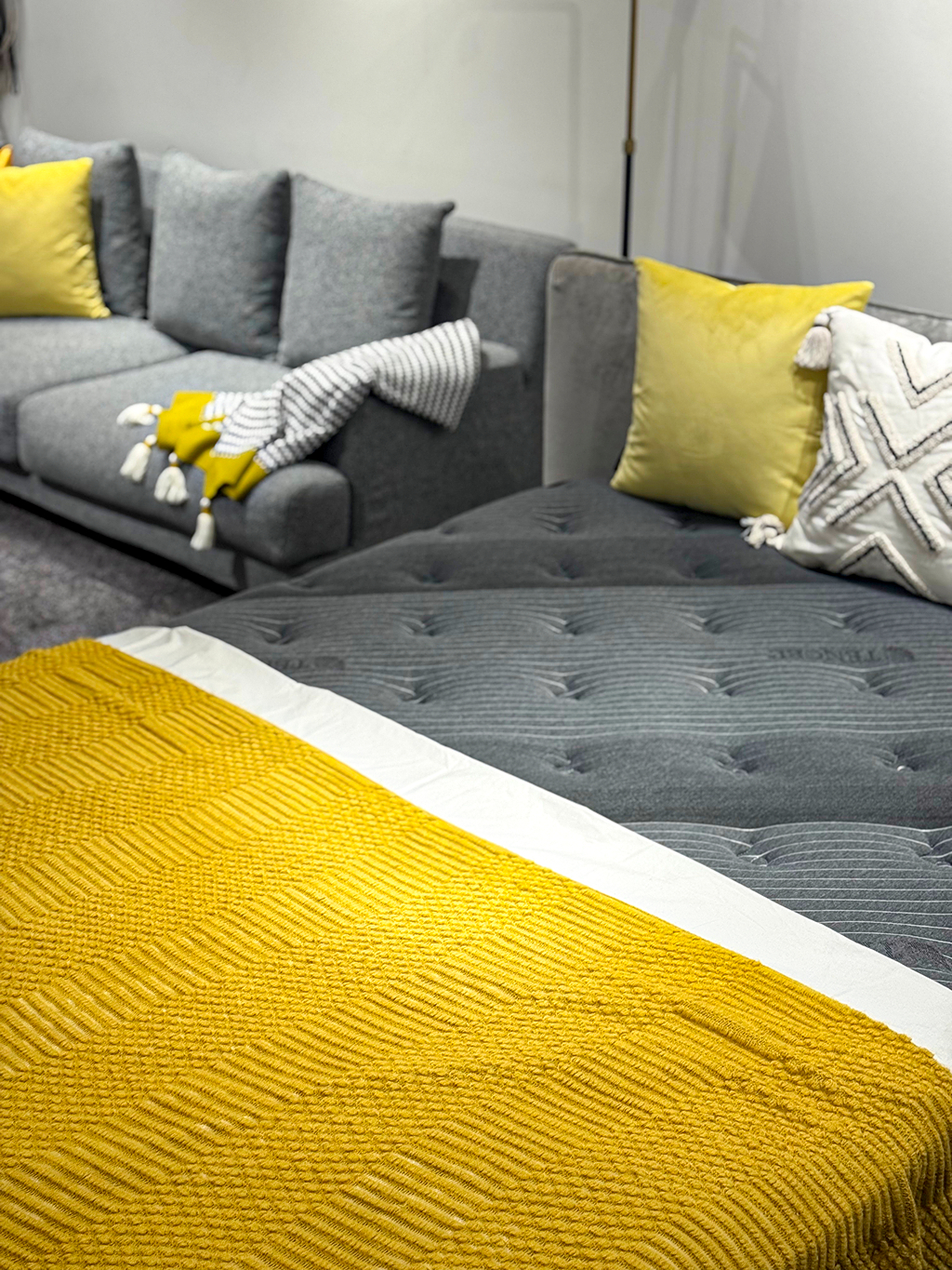 イエロー×ライトグレーコーディネート