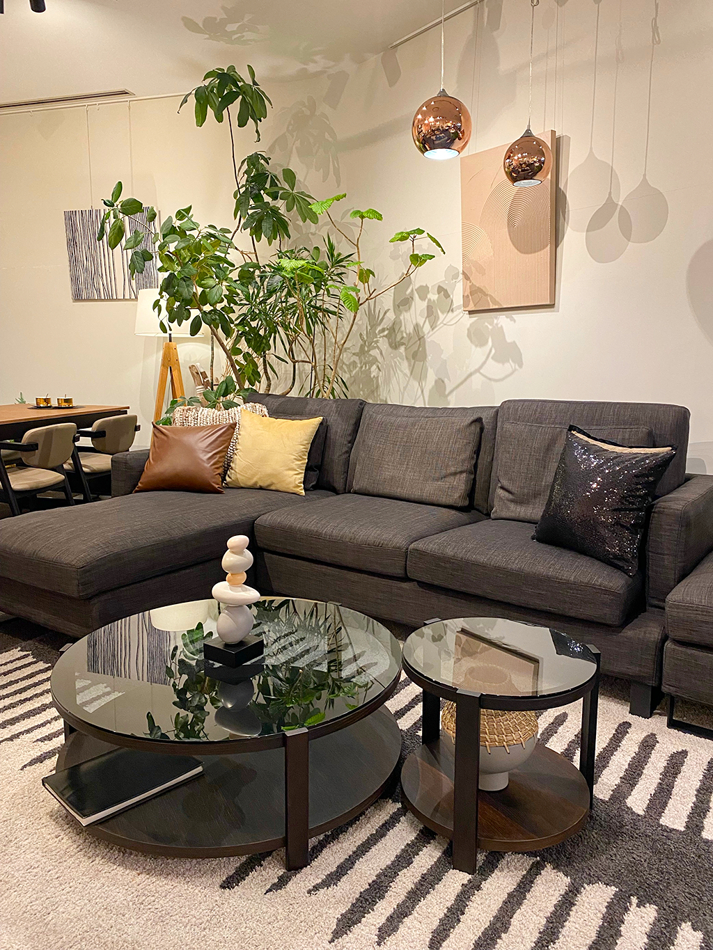 今回ご紹介するのはカウチソファ「NUBE」です。 ゆったりとしたサイズ…