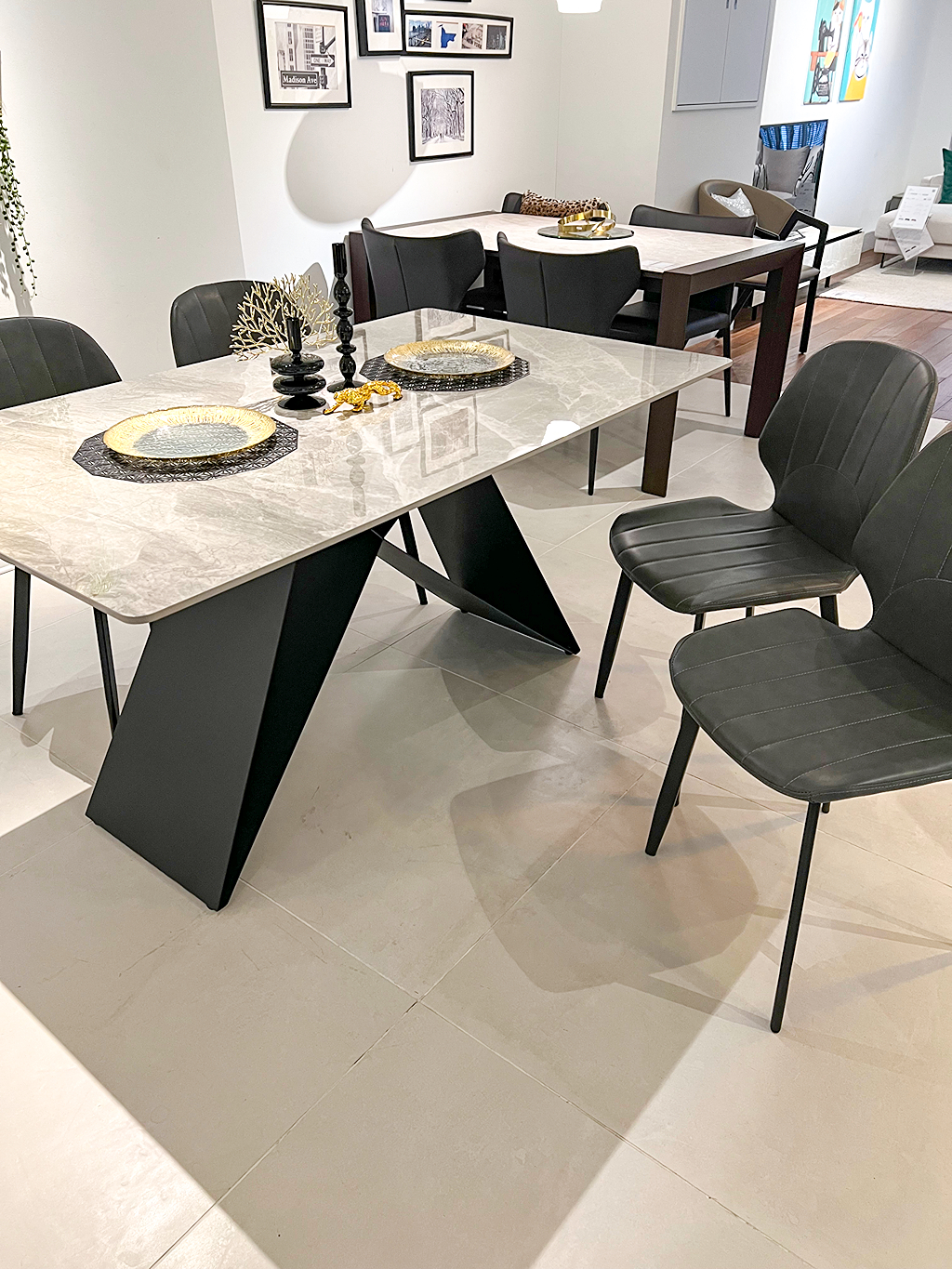 モダンラグジュアリーの真骨頂！ダイニングテーブルのご紹介