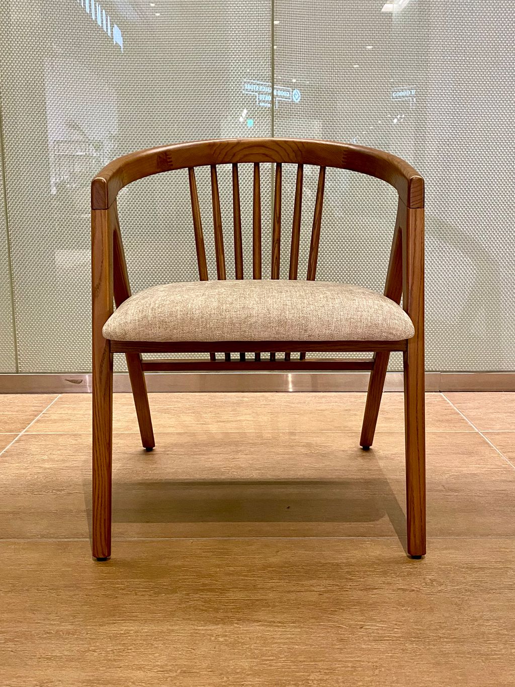 ダイニングチェア　hmd05  伝統的なウィンザーチェアのを思わせる、…