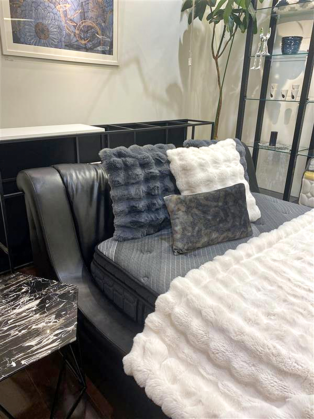 今回ご紹介するのは「metria」。 寝室の主役といえばベッド。お部屋…