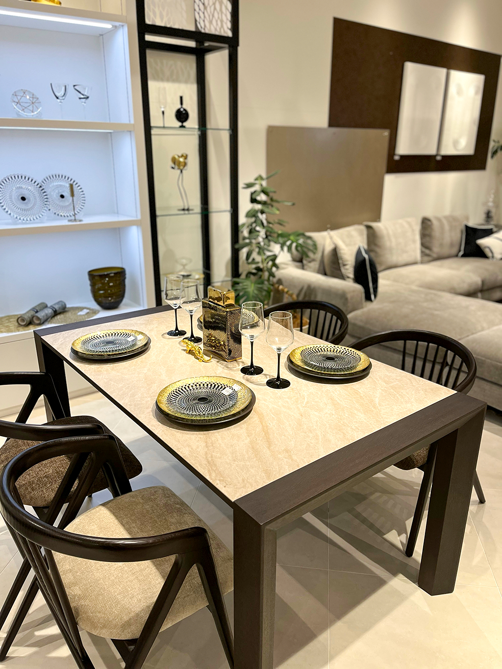 セラミックダイニングテーブルのご紹介