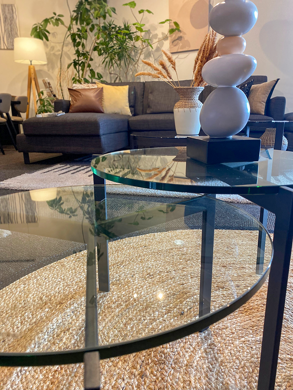 クリアガラスがお部屋に高級感を演出する、センターテーブル。 高さが異な…